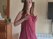 Fille arabe aux gros seins dansant de manière provocante