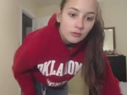 Striptease d'une étudiante super mignonne