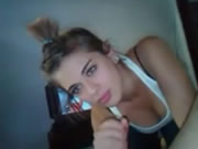 Une petite amie latine aime la gorge profonde