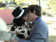 Slutty cowgirl lady avoir des relations sexuelles à l’extérieur