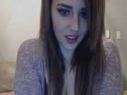 Sexy brune adolescente utilise des jouets chatte sur la caméra