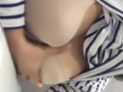 La fille joue avec ses mamelons