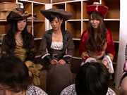 Les filles de cosplay japonaises giclent dans l’orgie